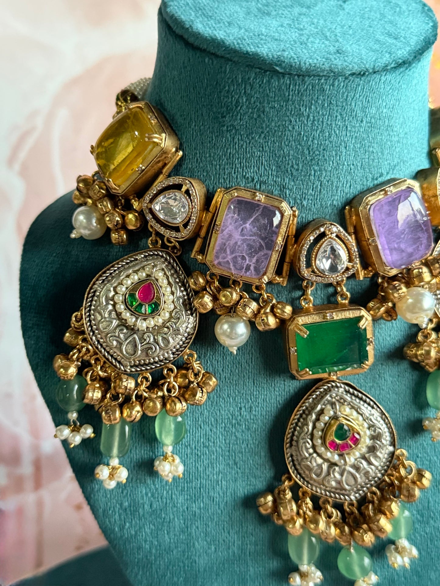 Regal Symphony Choker