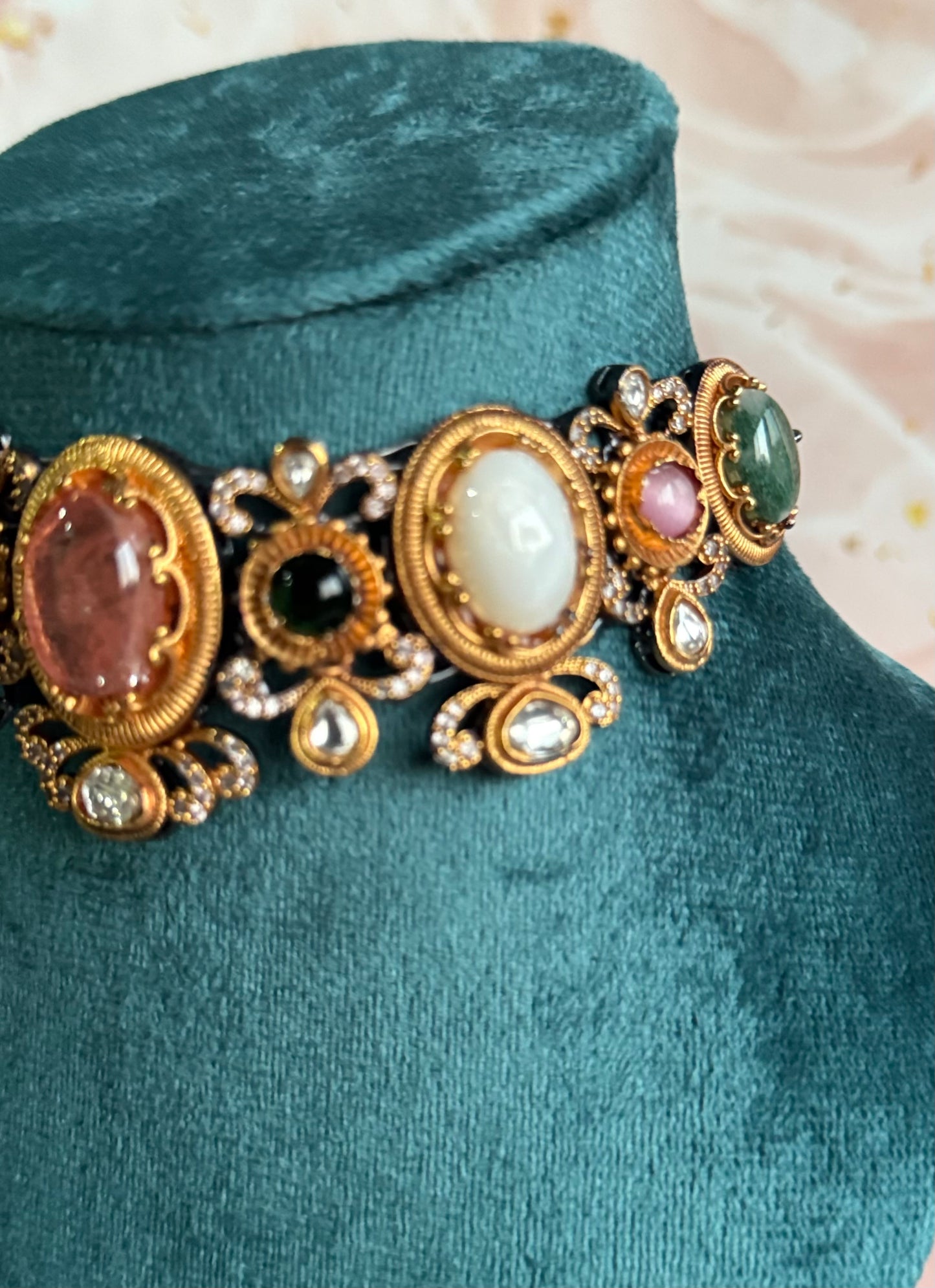 Imperial Aura Neck Set