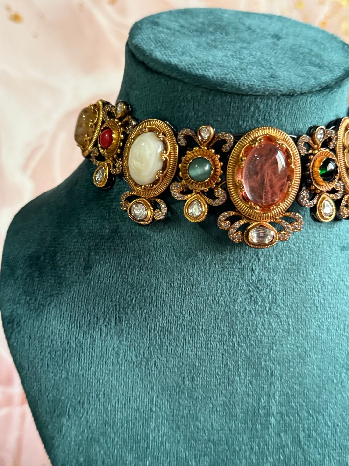 Imperial Aura Neck Set